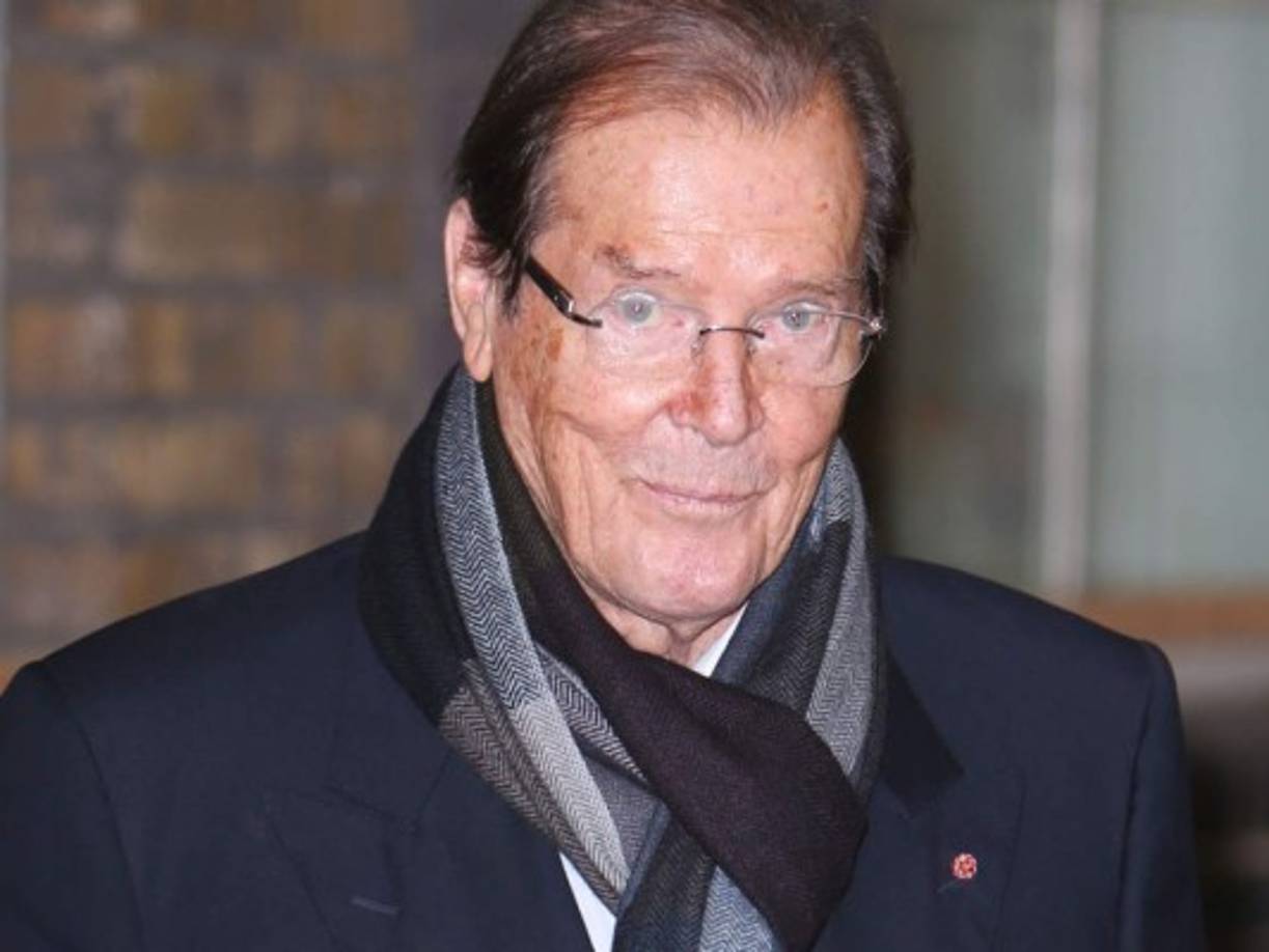 Roger Moore ​ fue un actor de cine y televisión británico, muy conocido por su papel del agente secreto James Bond 007. Falleció el 23 de mayo a los 89 años a causa del cáncer.