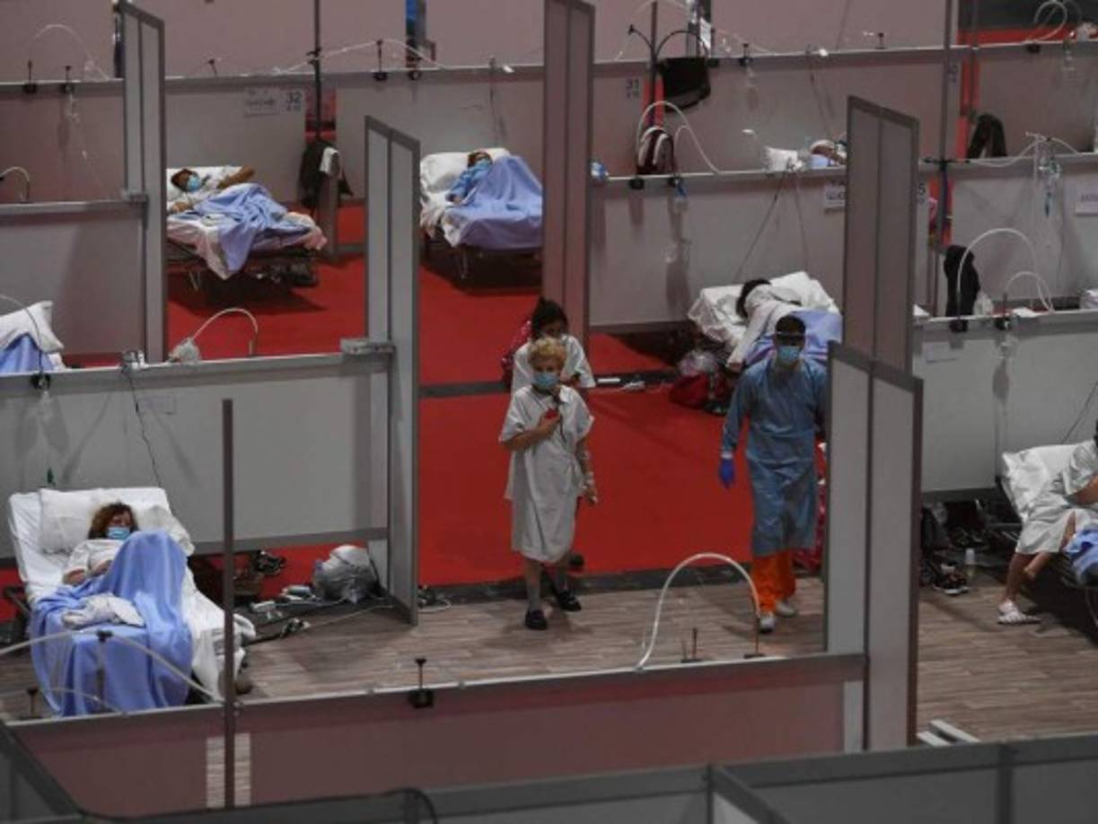 Los edificios públicos se han convertido en hospitales para los pacientes de coronavirus al igual que durante la pandemia de 2018.