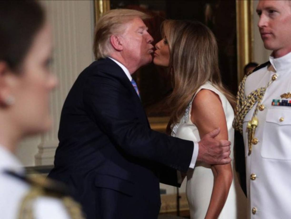 Durante una entrevista con Fox News en el cumpleaños 50 de su esposa, Trump reveló que le había dado 'una bonita tarjeta de felicitación y unas bonitas flores'.