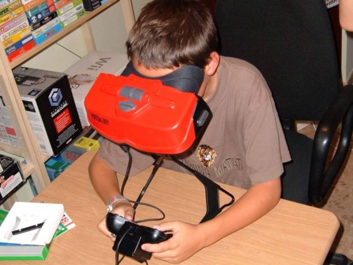 Antes de la moda actual de realidad virtual, Virtual Boy de Nintendo trató de popularizar el concepto. Pero a mediados de los 90, fue un invento muy adelantado para su tiempo en un mercado de consumidores que todavía no estaba preparado.
