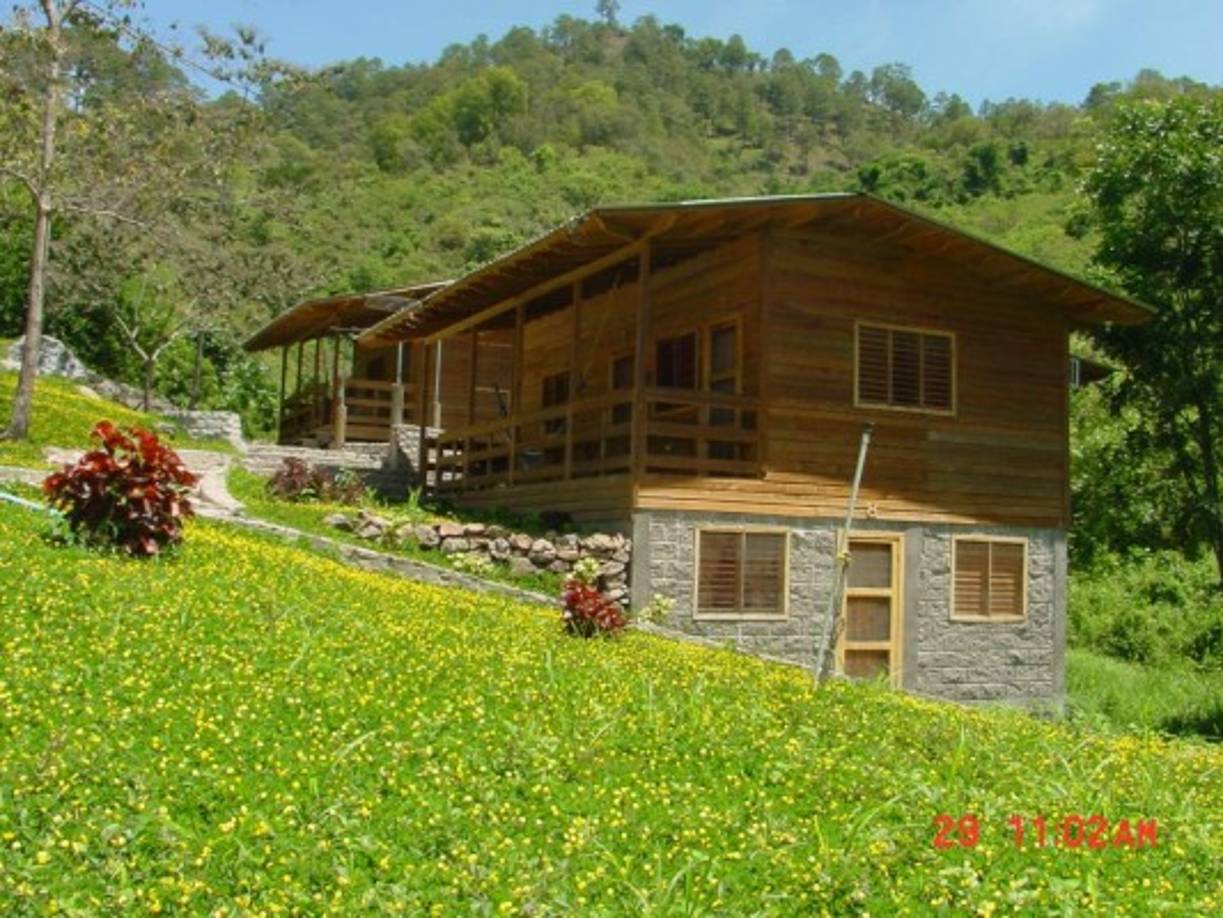 En nuestro país se puede disfrutar de la frescura de los árboles en el campo y las actividades rurales escapándose a diferentes hoteles de montaña. Foto del hotel Estancia El Pedregal.