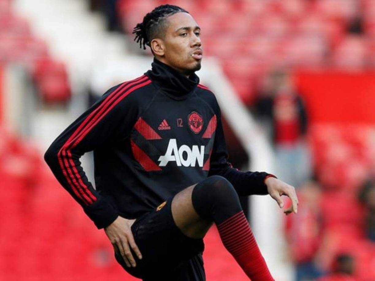 Diarios británicos asegura que el defensa central inglés del Manchester United, Chris Smalling, está muy cerca de recalar en la Roma, donde jugaría en calidad de cedido por una temporada.