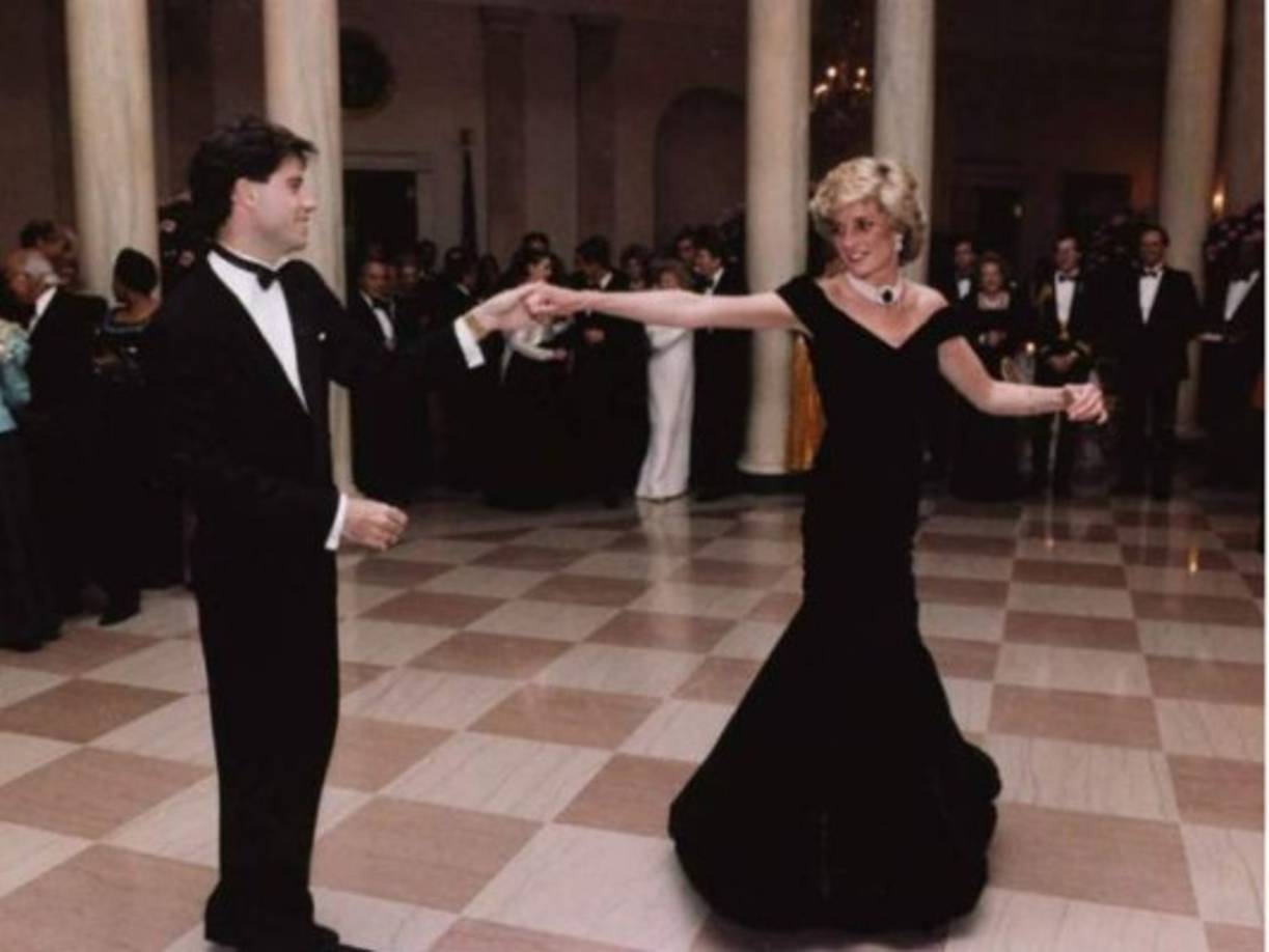 Con este vestido, Diana bailó con el actor estadounidense John Travolta la canción 'You Should Be Dancing', de la película 'Saturday Night Fever', que él protagonizó.