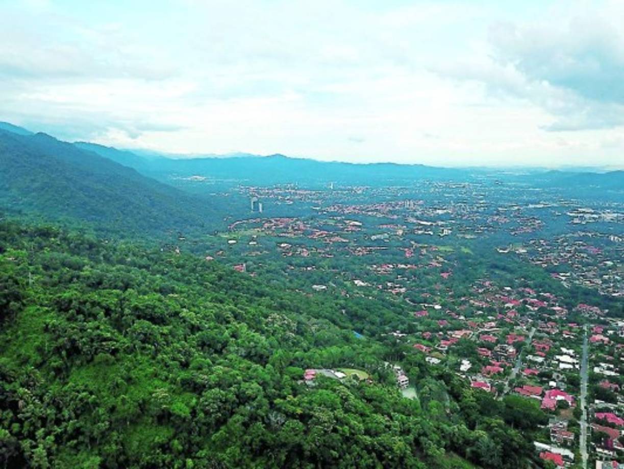 Cordillera de El Merendón. Desde su cumbre se disfruta de una maravillosa vista de la ciudad de San Pedro.