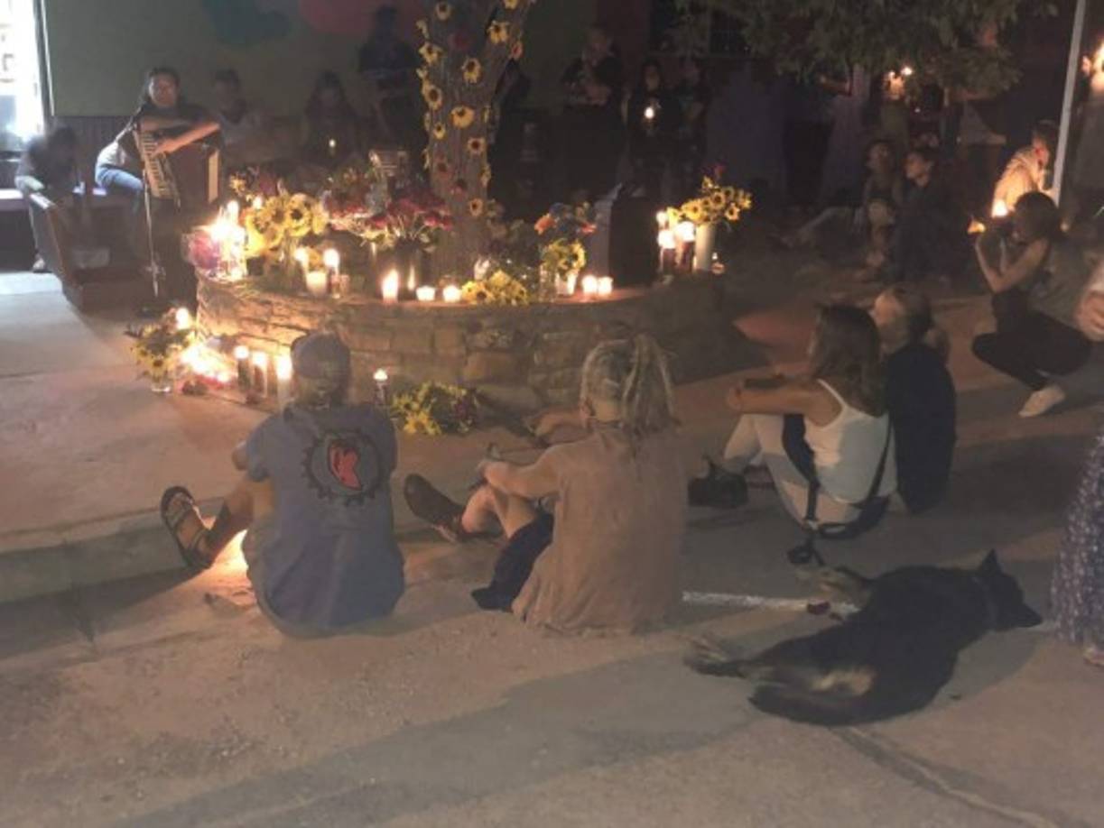 'Crystal Turner y Kylen Schulte se fueron de Luna de miel a acampar en Utah, en donde fueron asesinadas. Días antes ellas habían reportado a sus familiares que un “creepy guy” las estaba acosando, y se movieron de campamento. La lesbofobia y misoginia matan', escribió una usuaria que se suó al movimiento que busca justicia en el caso.