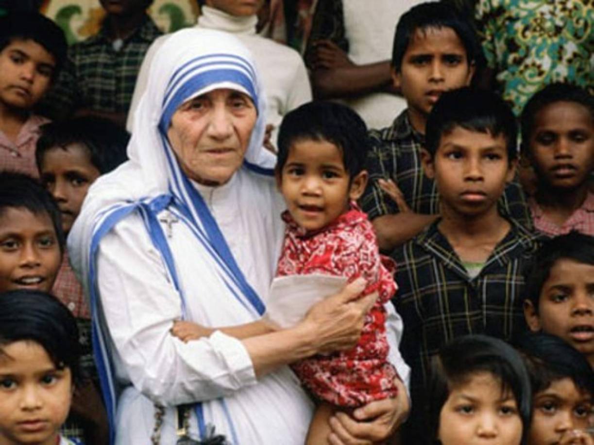 El 5 de septiembre de 1997 murió la madre Teresa de Calcuta a causa de un paro cardiaco. Tenia 87 años. Creó la congregación de las Hermanas Misioneras de la Caridad y un centro de acogida para leprosos. Fue Premio Nobel de la Paz en 1979.