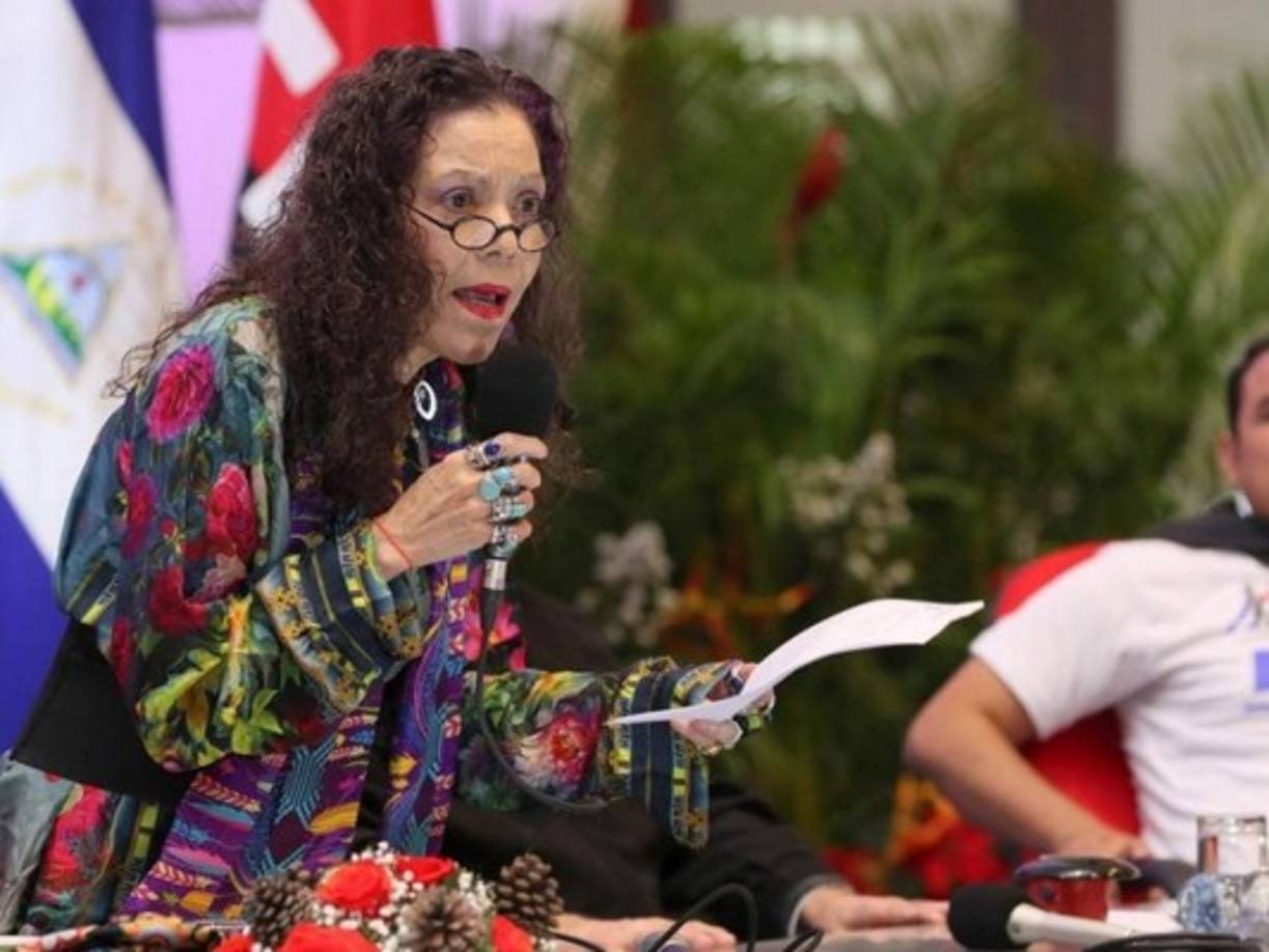 Desde que salió a la palestra pública por el cargo de su esposo, el actual presidente de Daniel Ortega, el vestuario de Rosario Murillo ha sido objeto de críticas.