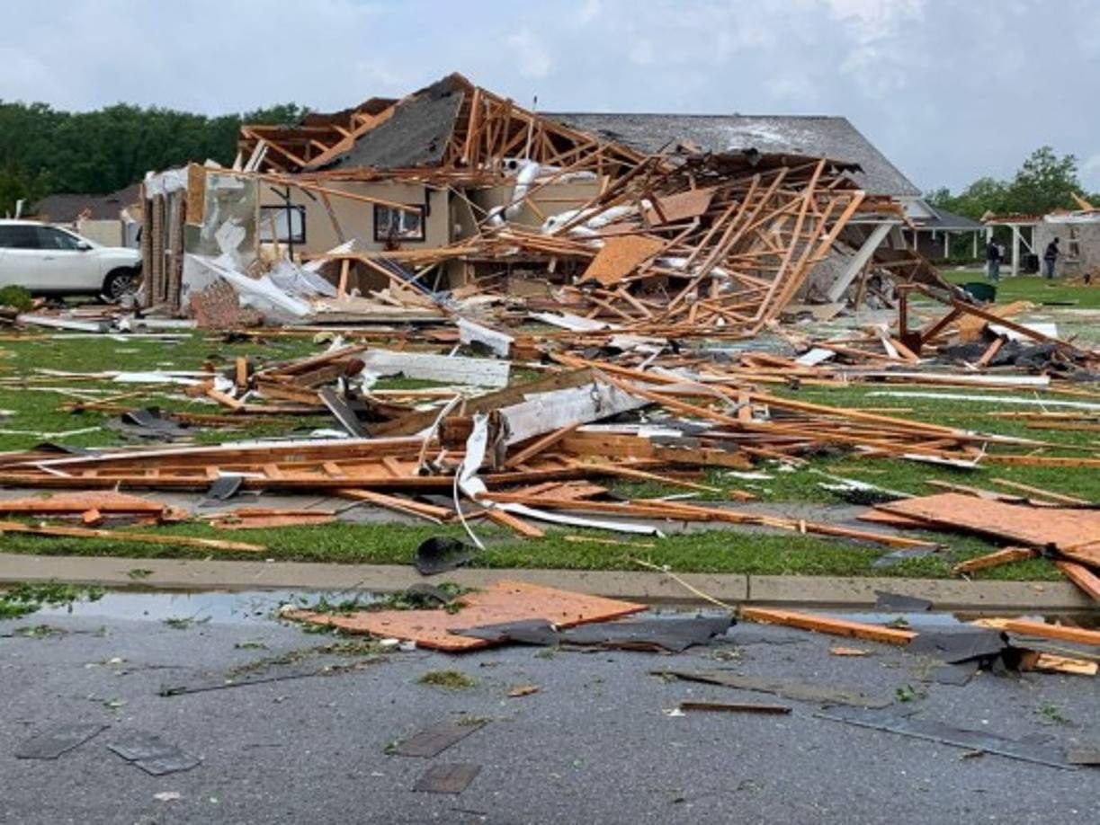 Las autoridades de ambos estados del sur de EEUU recibieron reportes de varios tornados que desataron el pánico y el caos en varias regiones, incluyendo la ciudad de Monroe, Louisiana, una de las más afectadas por las sorpresivas tormentas.