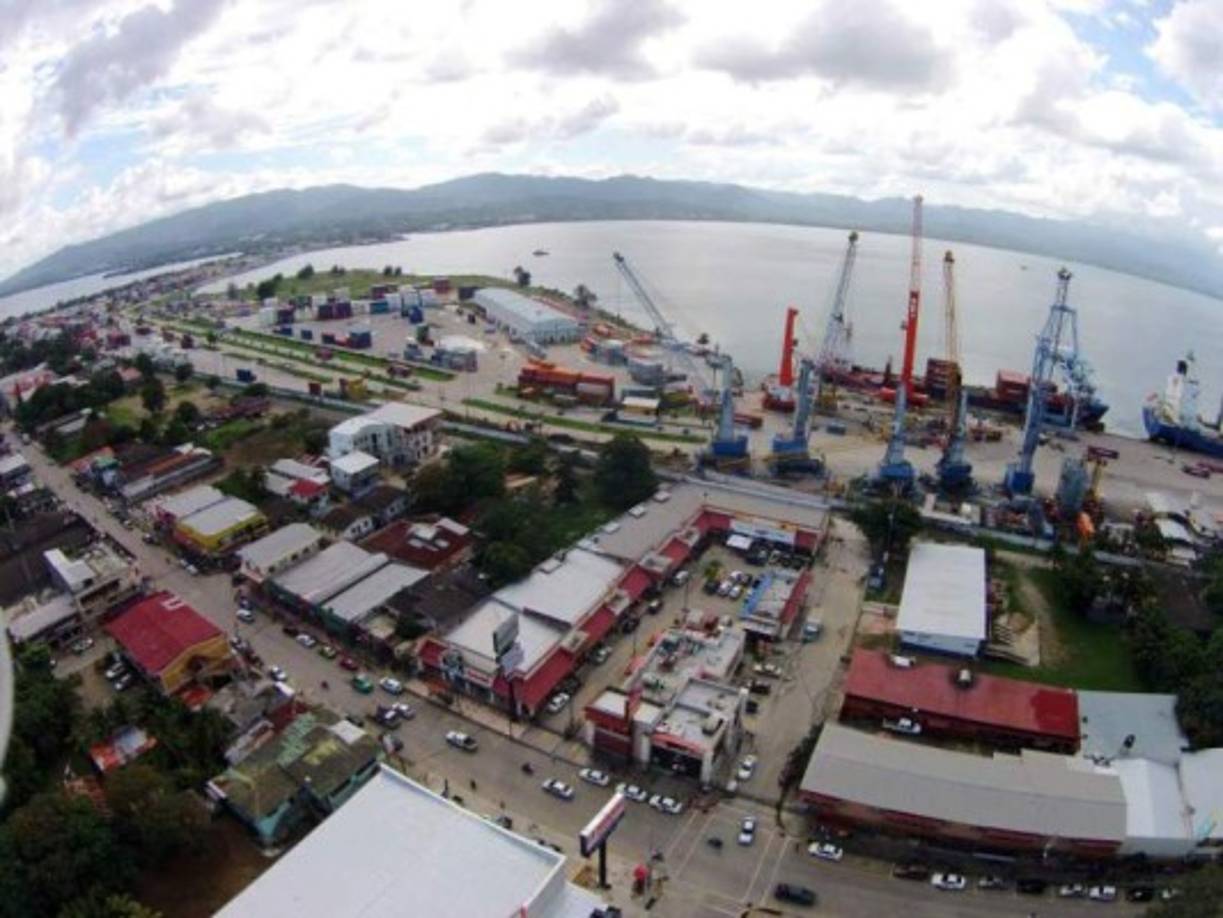 Reducir el tiempo de inspección y despacho de mercaderías para disminuir los costos en los puertos de Honduras son los ejes principales en que se basa el plan presentado hoy por el Gobierno de Honduras para el ordenamiento de Puerto Cortés.