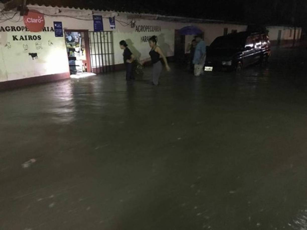 Las principales vías del casco urbano de la comunidad quedaron inundadas.