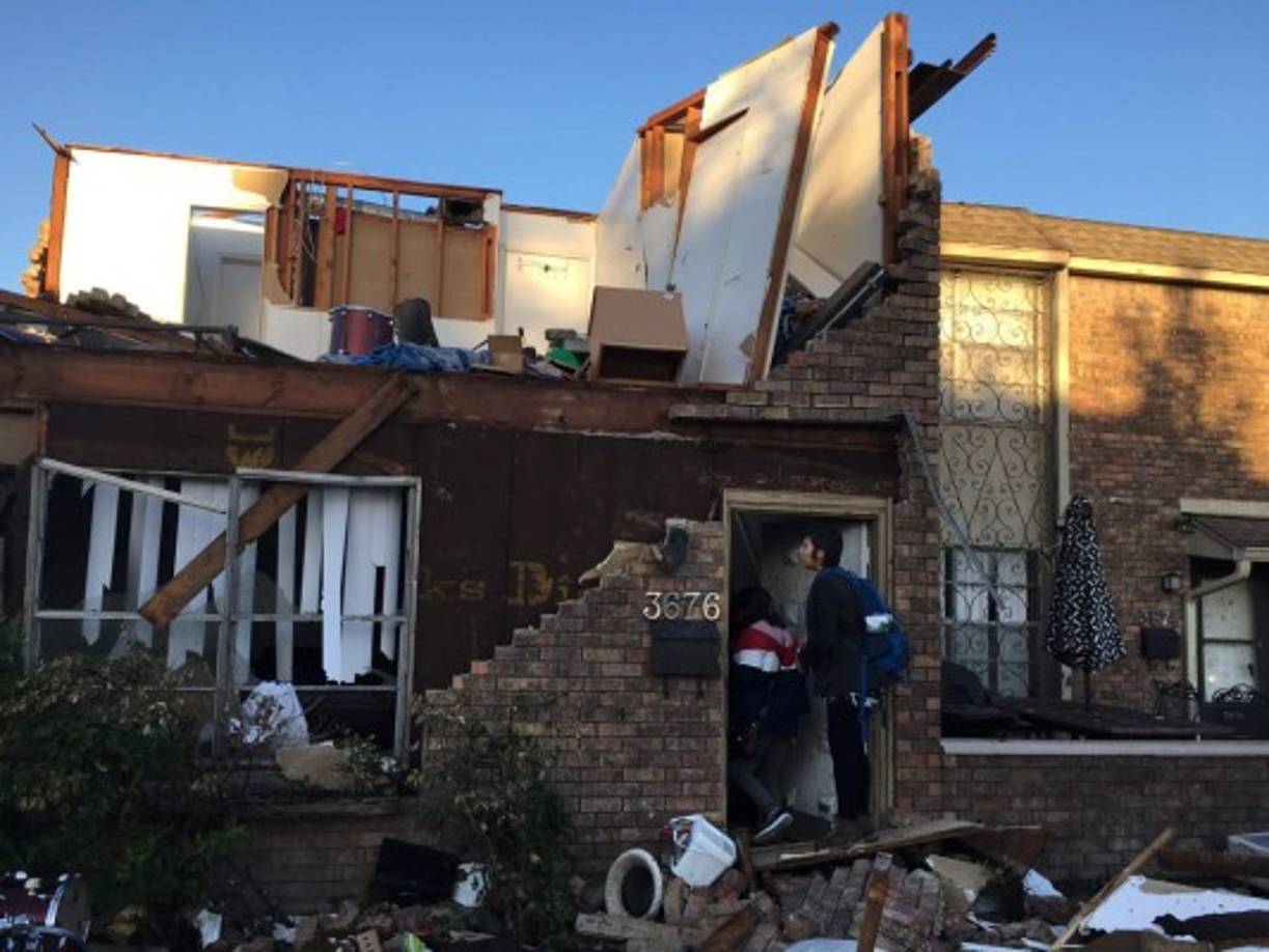 Cientos de viviendas quedaron parcialmente destruidas tras el azote del potente tornado.