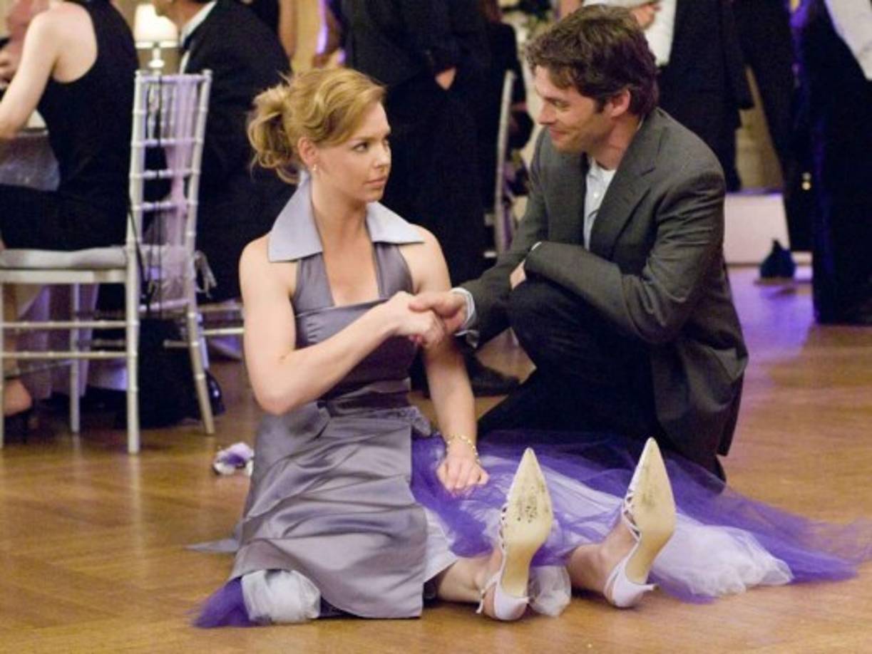 9. 27 bodas (2008): A veces encontramos a la persona indicada en el momento que menos nos lo imaginamos es lo que nos enseña esta dulce película protagonizada por Katherine Heigl (Jane), quien ha sido dama de honor en 27 bodas, y James Marsden (Kevin), quien está aburrido de escribir sobre sociedad y bodas.<br/>