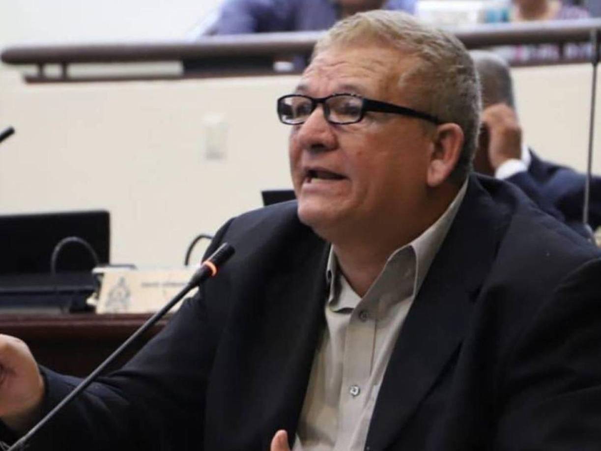 Y es que “El Chele” Castro acusó al diputado Girón de “ser el sapo mayor del grupo”, debido al repentino cambio en el apoyo político a favor del oficialismo al interior de Libre. 