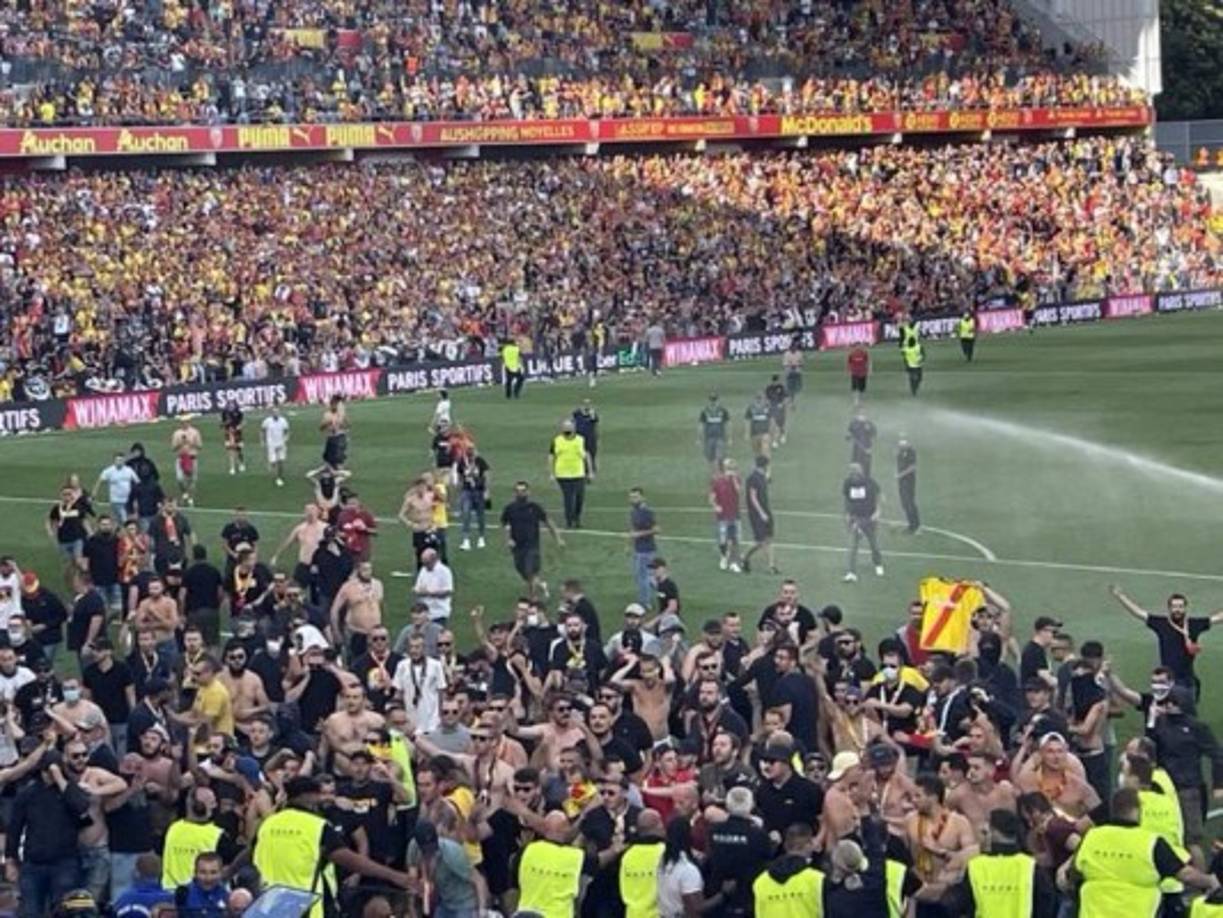 Las lamentables imágenes de la pelea de aficionados del Lens con los ultras del Lille.