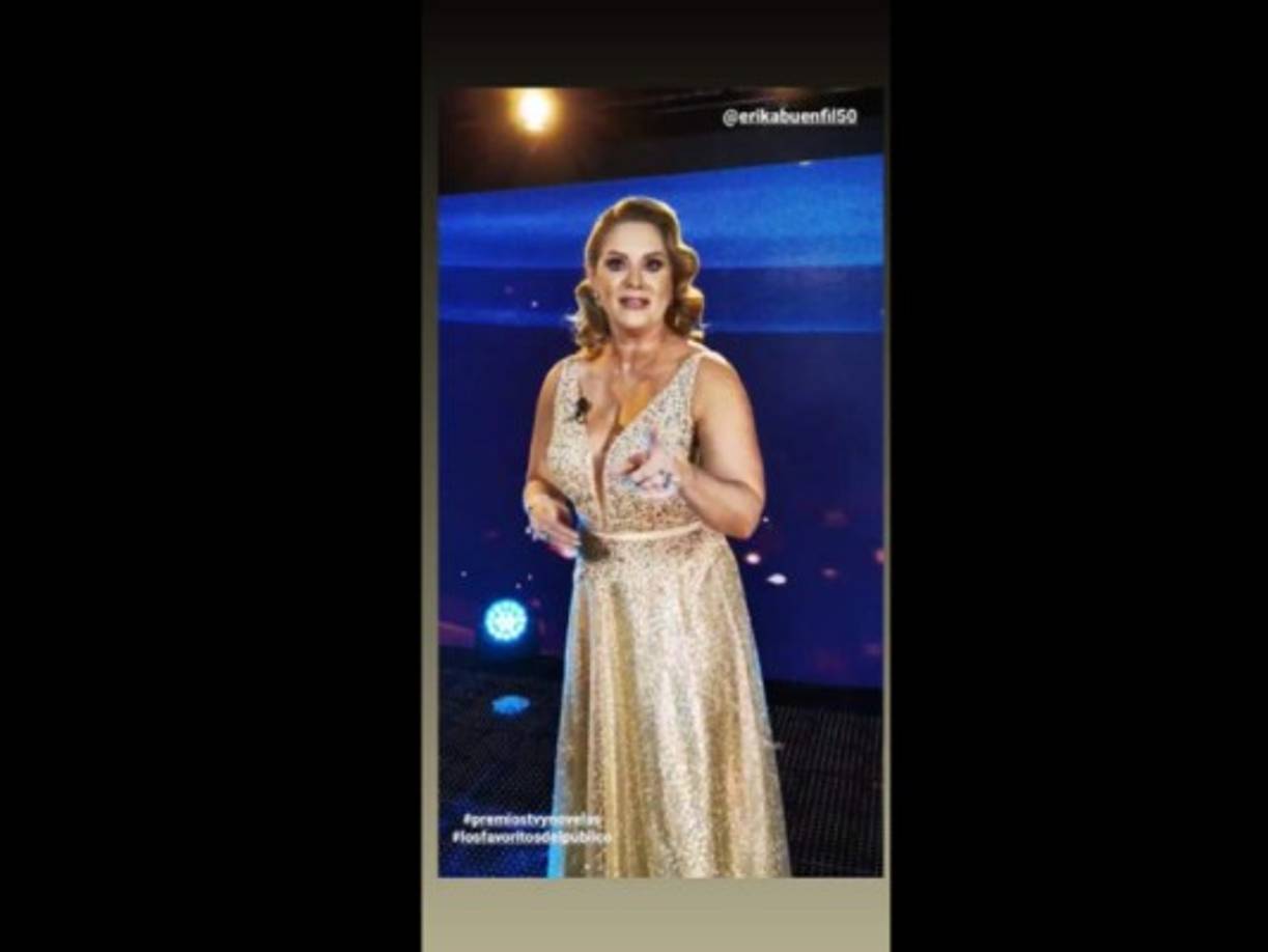 La reina de TikTok no podía faltar en la ceremonia. Erika Buenfil lució muy hermosa con este vestido dorado. Para completar su look, la actriz mexicana optó por unas ondas que hicieron resaltar el tono rubio de su cabello.