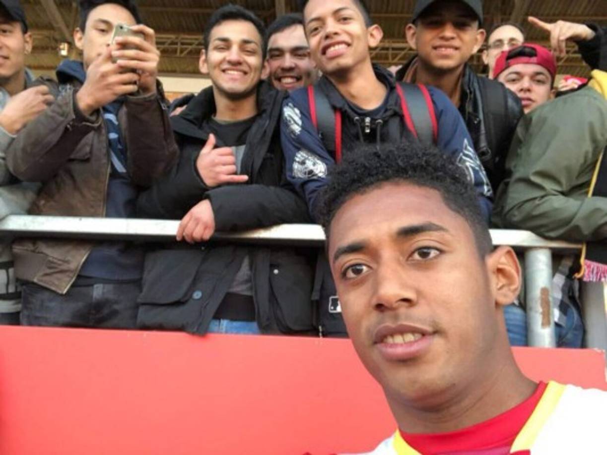 Alrededor de unos 150 catrachos acudieron al estadio para arropar al ariete . Lozano compartió con los hondureños.