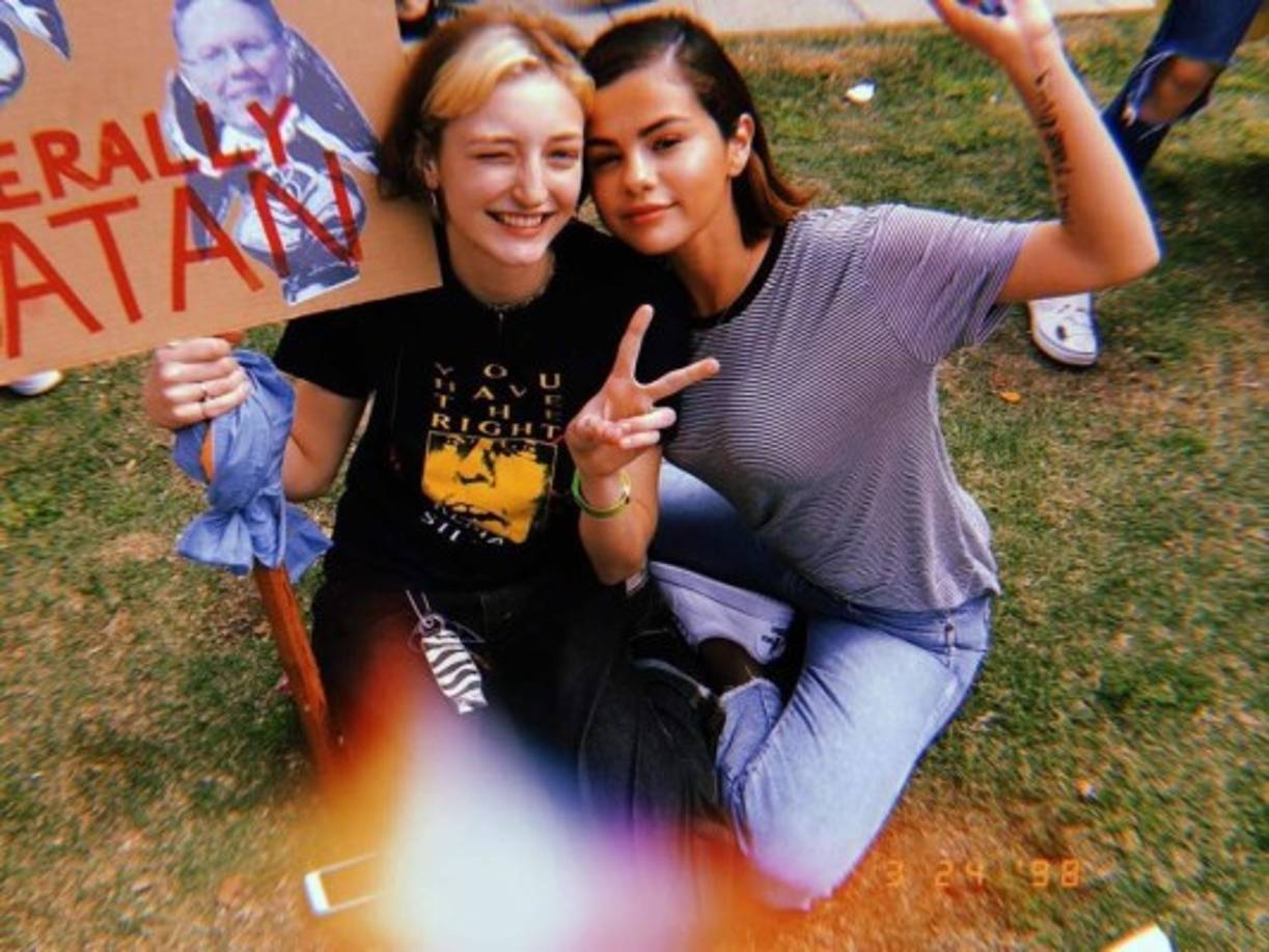 Selena Gómez, quien también fue parte de la protesta, abogó por la causa con una publicación en sus redes sociales:<br/>'No quiero que esto sea solo una publicación de Instagram. POR FAVOR. SUFICIENTE. Estas personas, familias y NIÑOS ya han sufrido suficiente. Hoy marchamos por nuestras vidas. Continuaré confiando en Dios y también contribuiré a traer el cambio. #marchforourlives #notjustahashtag'<br/>