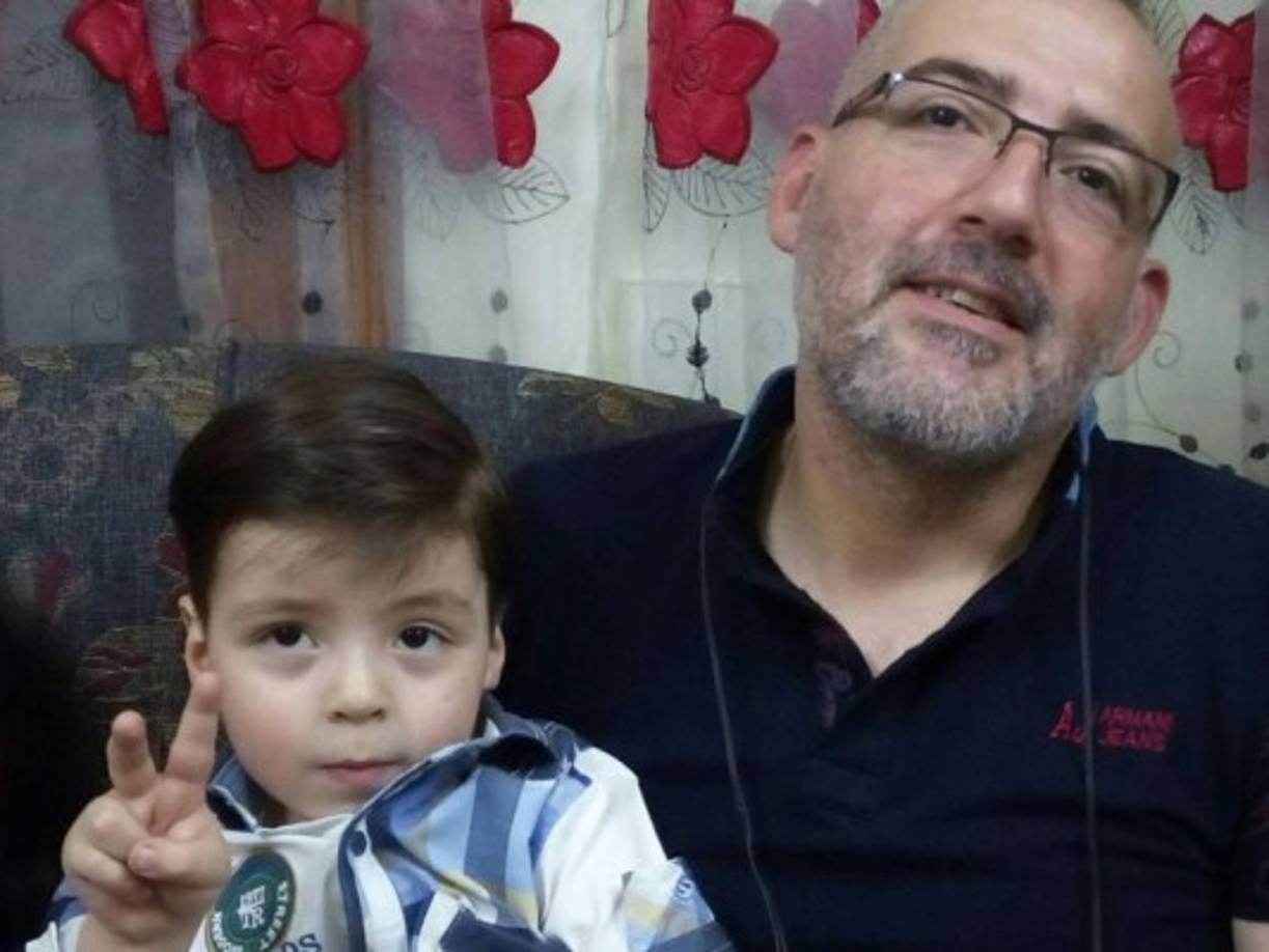 Omran Daqneesh y su familia todavía viven en Alepo en apartamento ubicado una de las zonas que ahora están bajo el control del gobierno sirio.