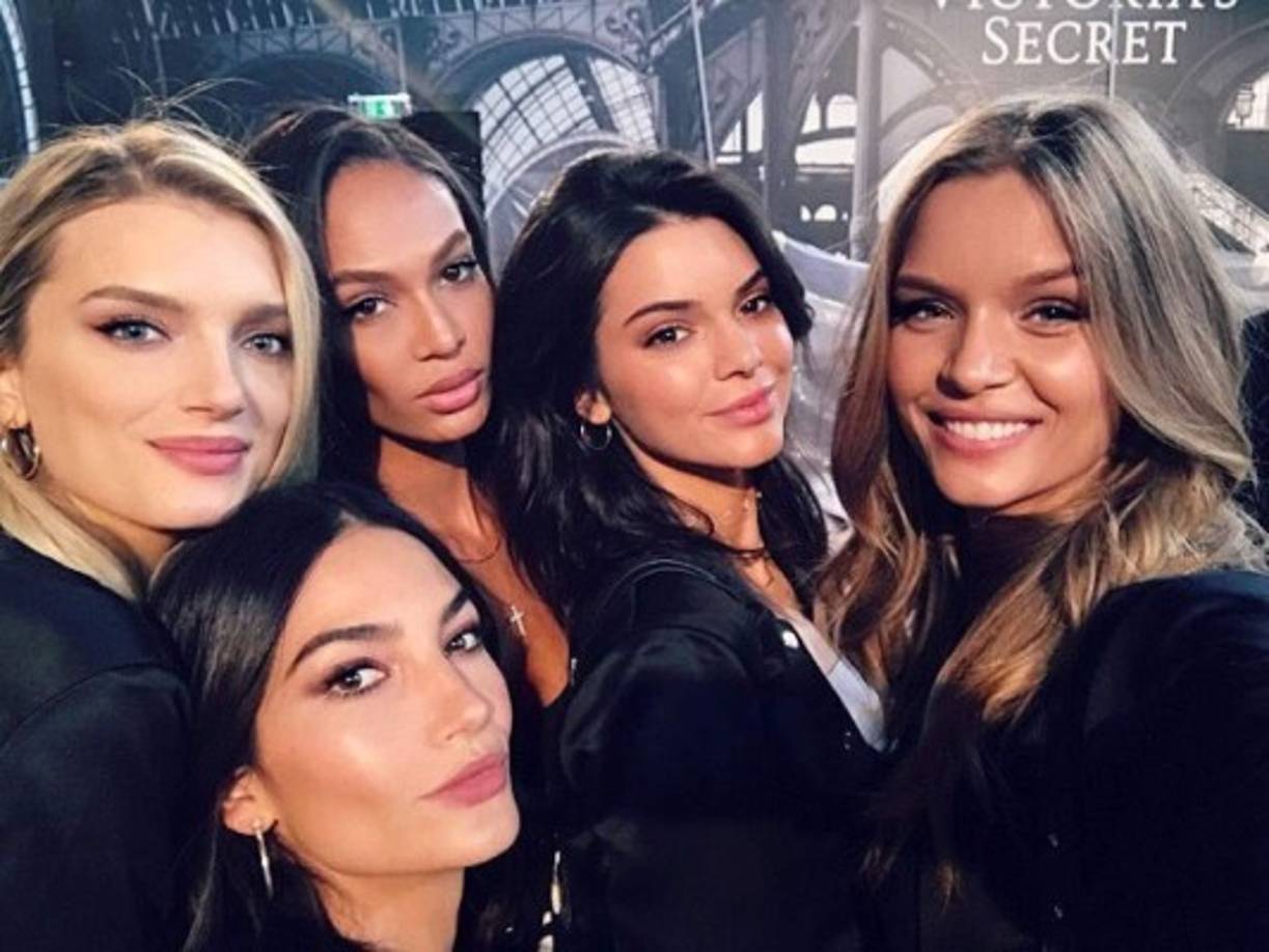 Varias de las protagonistas, como Kendall Jenner, Lily Aldridge, Bella Hadid y Alessandra Ambrosio compartieron imágenes en sus redes sociales del momento en que todas las modelos abordan el Angel Jet, el avión especial que las trasladaría el domingo a París.