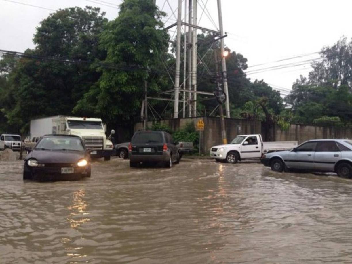 En la 27 calle del sector Calpules nuevamente se inundó.
