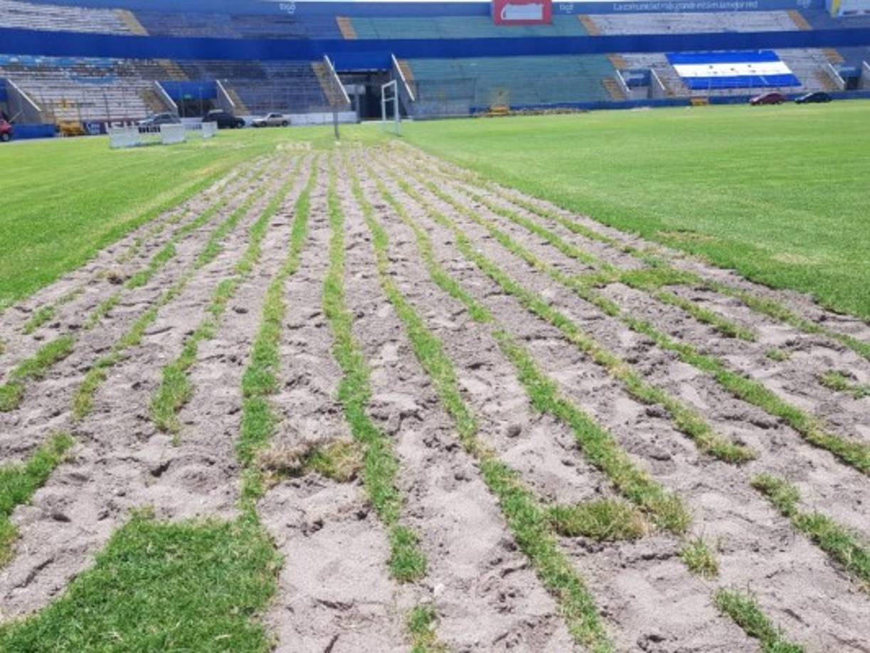 Tras muchas críticas por las lamentables condiciones de la cancha, las autoridades de la Conapid decidideron realizarle algunos 'remiendos' en las partes más afectadas.