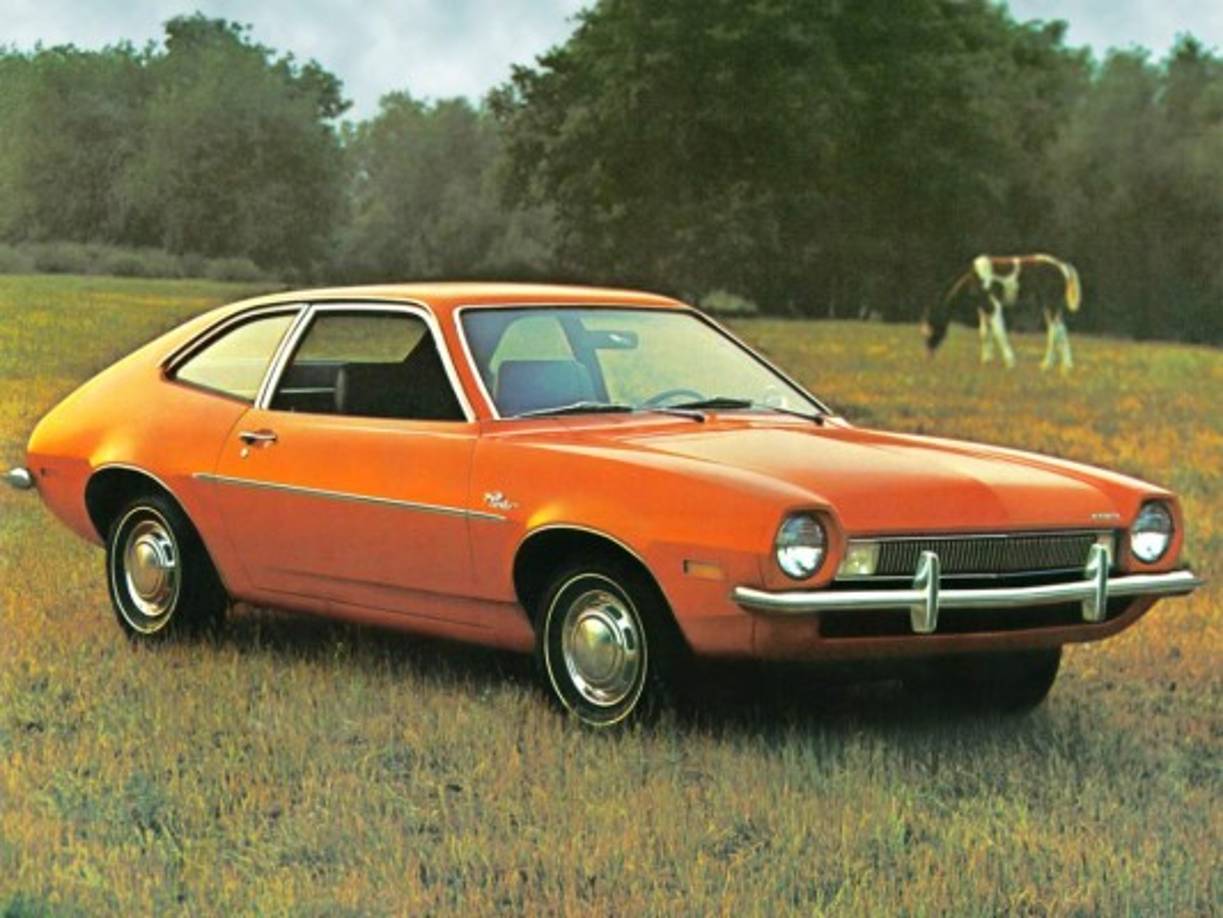 FORD PINTO.<br/>Es quizá el menos mini en este grupo de compactos. Cuando el mercado estadounidense comenzó a llenarse de autos pequeños y baratos a comienzos de los años 70 (era la época de la crisis de energéticos), el Ford Pinto se presentó como la respuesta estdounidense a los compactos importados. Entre sus fuertes se destaca la economía de combustible pero tenía un enorme fallo de seguridad por la ubicación de su tanque de combustible en la parte trasera y su endeble carrocería, lo que facilitaba que el auto explotara en caso de colisión.