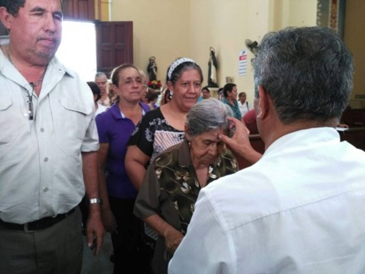 A las 11:00 am las parroquias San Pedro Apóstol y San Vicente de Paul celebraron sus respectivas misas en las cuales por medio de cánticos y un mensaje de reflexión buscan hacer una llamado a la ciudadanía.<br/>