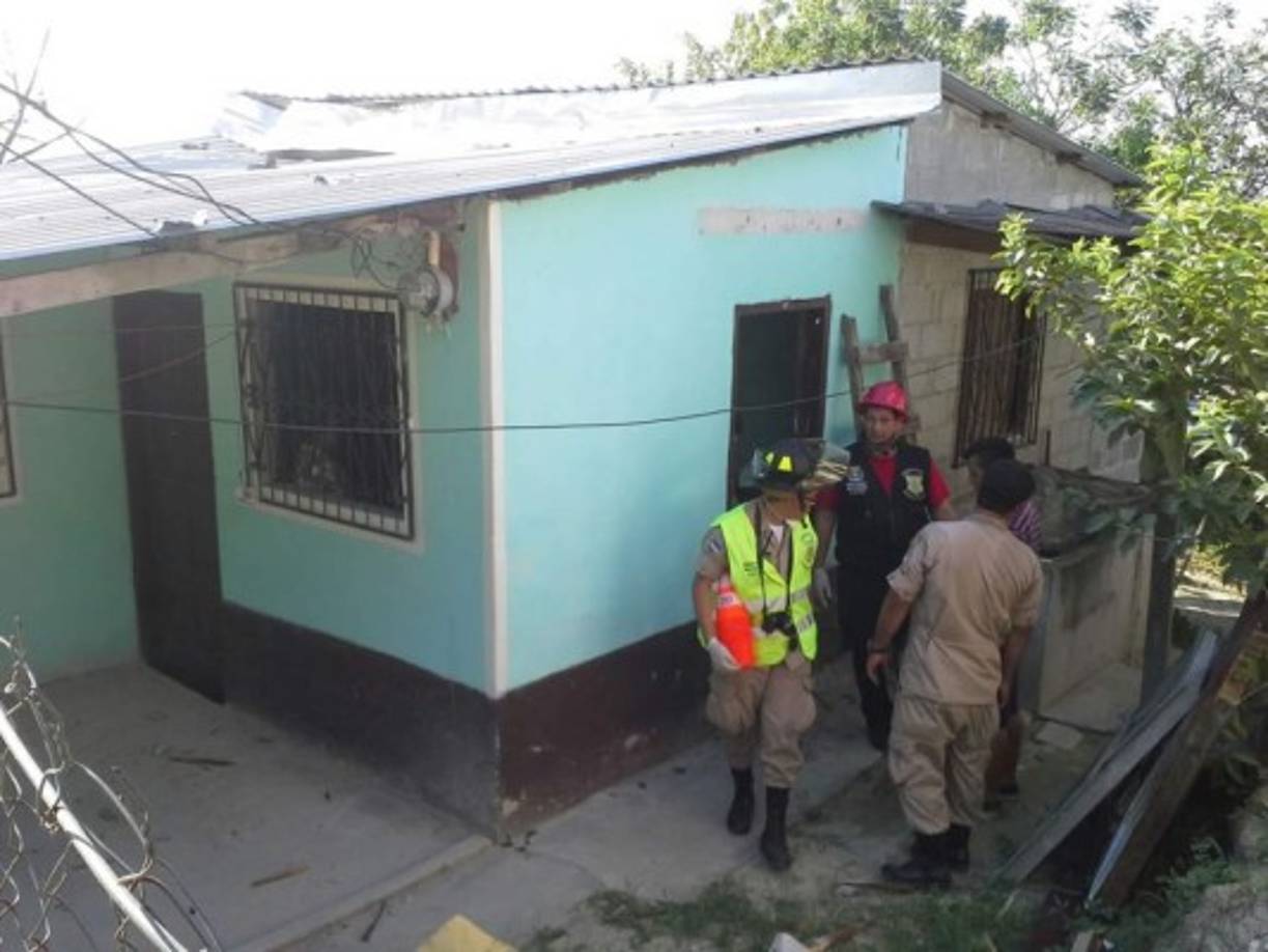 Property destroyed by the Woolsey Fire smolders in the Point Dume neighborhood of Malibu, California, on November 10, 2018 after the fire tore through the neighborhood overnight. - Firefighters in California on Saturday battled raging blazes at both ends of the state that have left at least nine people dead and thousands of homes destroyed, but there was little hope of containing the flames anytime soon. More than 250,000 people have been ordered to evacuate a wide area near the state capital Sacramento and, in southern California, the Hollywood resort town of Malibu. (Photo by Robyn Beck / AFP)