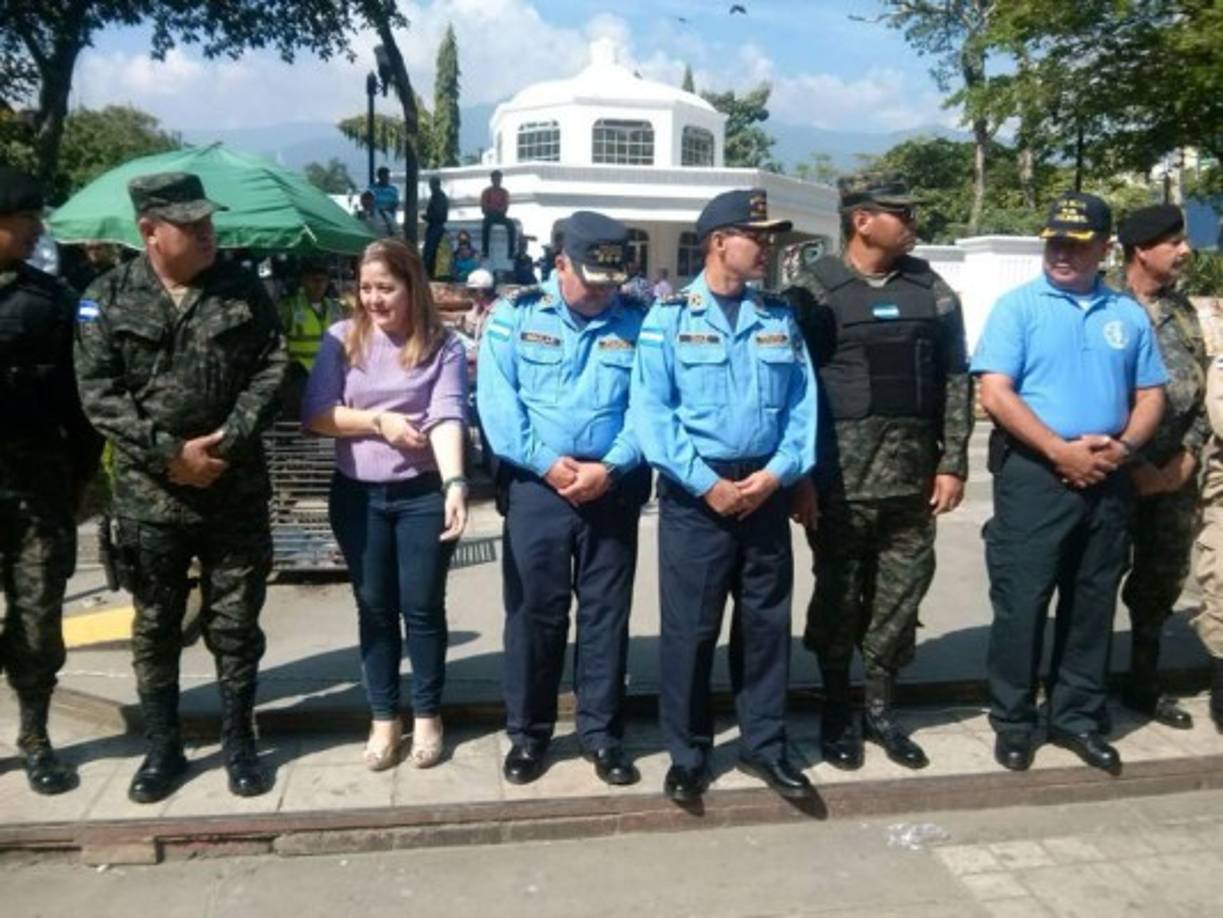 Agentes militares y policiales al momento del lanzamiento de la campaña.