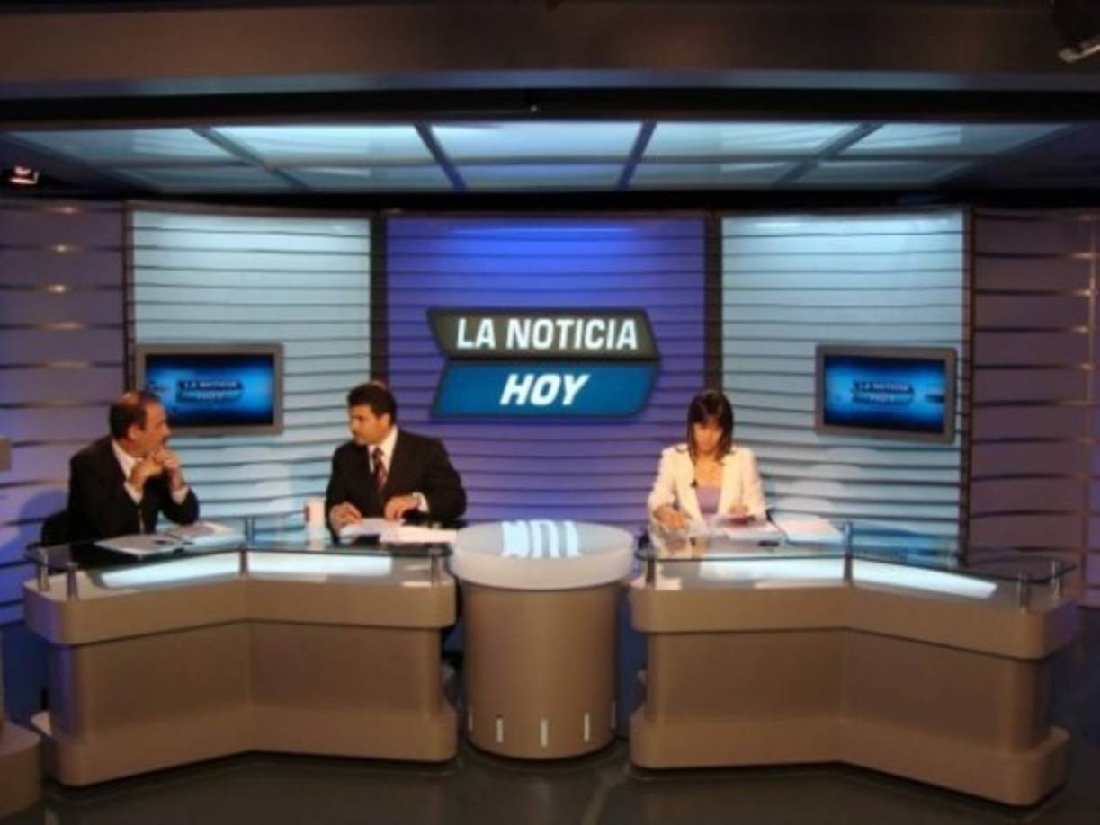 3.- Los noticiarios (En un artículo escrito en 1889, Julio Verne, describió el futuro de los diarios afirmando que 'en el año 2889' 'en lugar de estar impresos, el Earth Chronicle es hablado cada mañana a los suscriptores'.