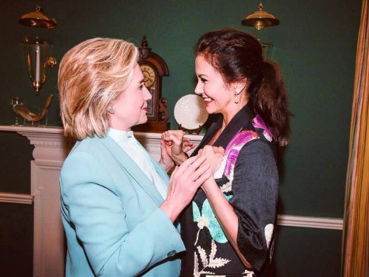 Apoyando a mi amiga Hillary colgó en su cuenta de Instagram.