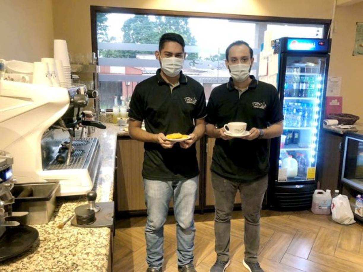 Fortaleza en medio del aislamiento <br/><br/>Néstor Muñoz recién había inaugurado Tetos Café en noviembre de 2019 cuando en tres meses comenzó la pandemia y vino la incertidumbre. La cafetería sampedrana, ubicada entre la 21 avenida y 11 calle de la colonia Trejo, se tuvo que reinventar en el aislamiento, fortaleciendo el servicio a domicilio y dando a conocer sus servicios por las redes. <br/><br/>“Ha sido una incertidumbre, hay buenos y malos días, nos hemos tenido que adecuar a los horarios con restricciones y los toques de queda. En la actualidad ya estamos operando al 50% de la capacidad y estamos innovando en las redes y en el servicio”, comentó Néstor. Tetos Café cosecha su propio grano aromático y sirve alimentos. Su propietario sueña con abrir otra sucursal en algún centro comercial u otra ciudad luego de establecer bien su marca en San Pedro Sula.
