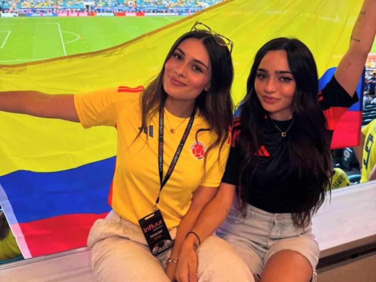 Las populares youtubers colombianas Calle y Poché se sumaron a la celebración dentro del estadio.