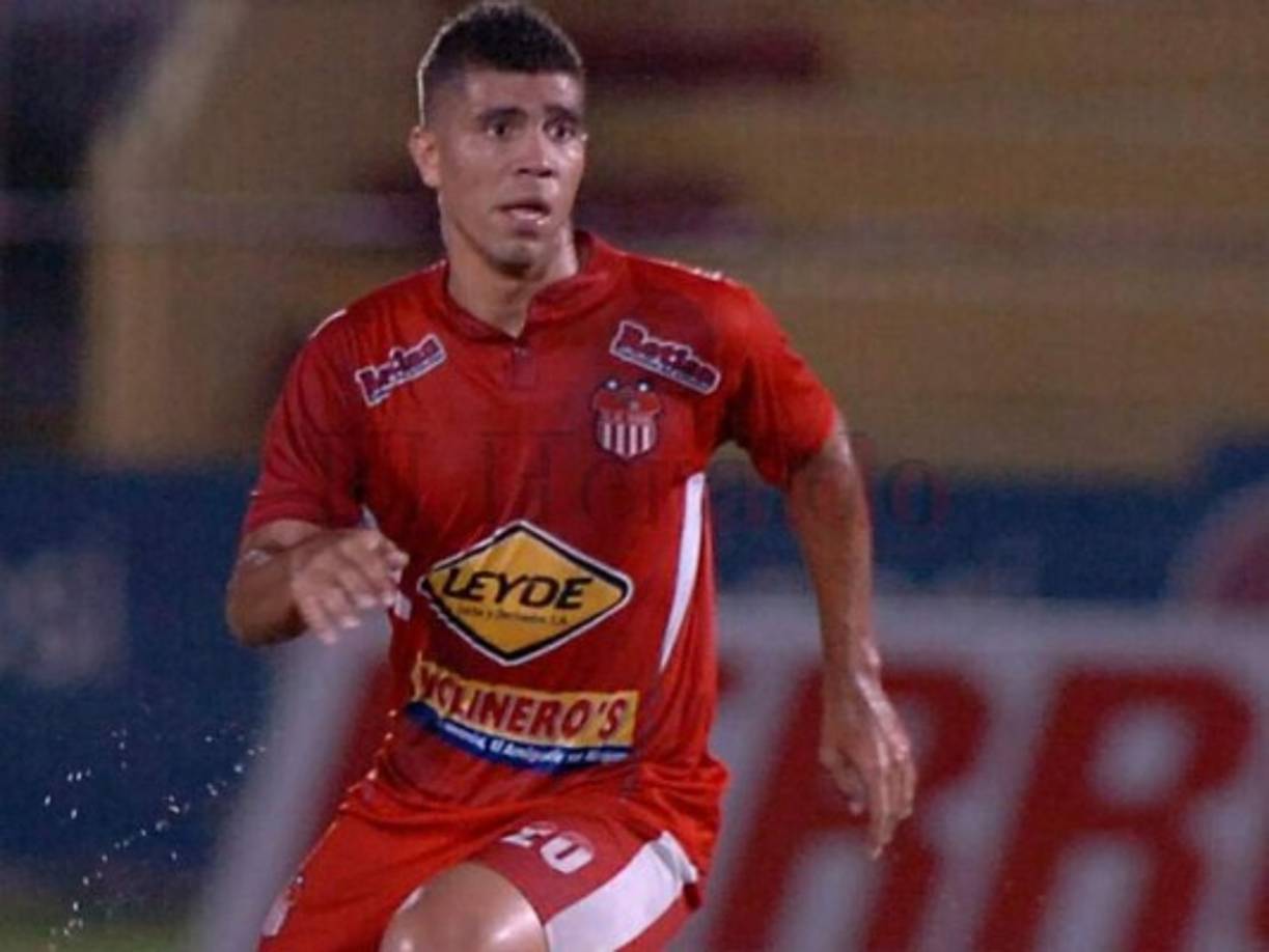 Marcelo Espinal: El mediocampista sigue sin lograr un acuerdo con el Vida y en Juticalpa FC lo pretenden. En su momento se mencionó al Olimpia inclusive.