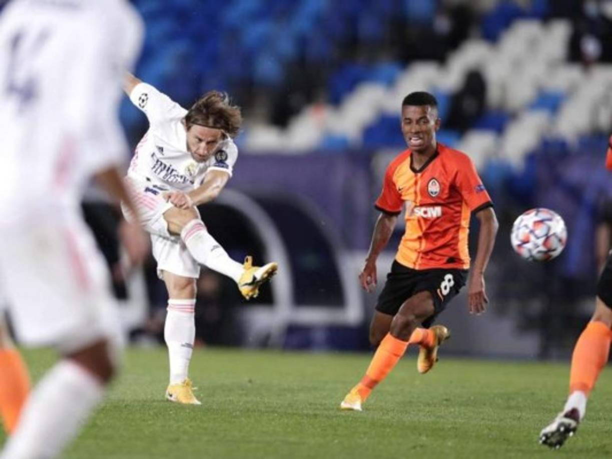 Luka Modric - El croata es otro de los que se salva de las críticas. Marcó un golazo espectacular para intentar la remontada. Fue sustituido en el minuto 69. Jugó muy atrás en la primera parte, líder del equipo en la segunda mitad. No sólo por el gol, sino por el ritmo que le dio al juego del equipo.