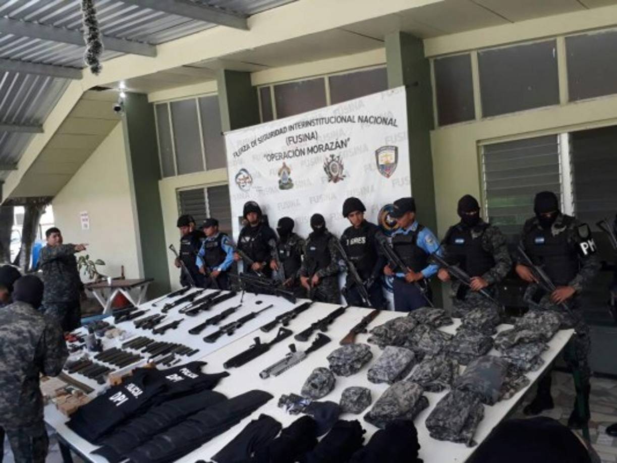 Las armas incluyen ocho subametralladoras miniUzi, dos fusiles lanzagranadas, cuatro AR-15, un AK-47, un fusil 2.23 y uno para francotirador.