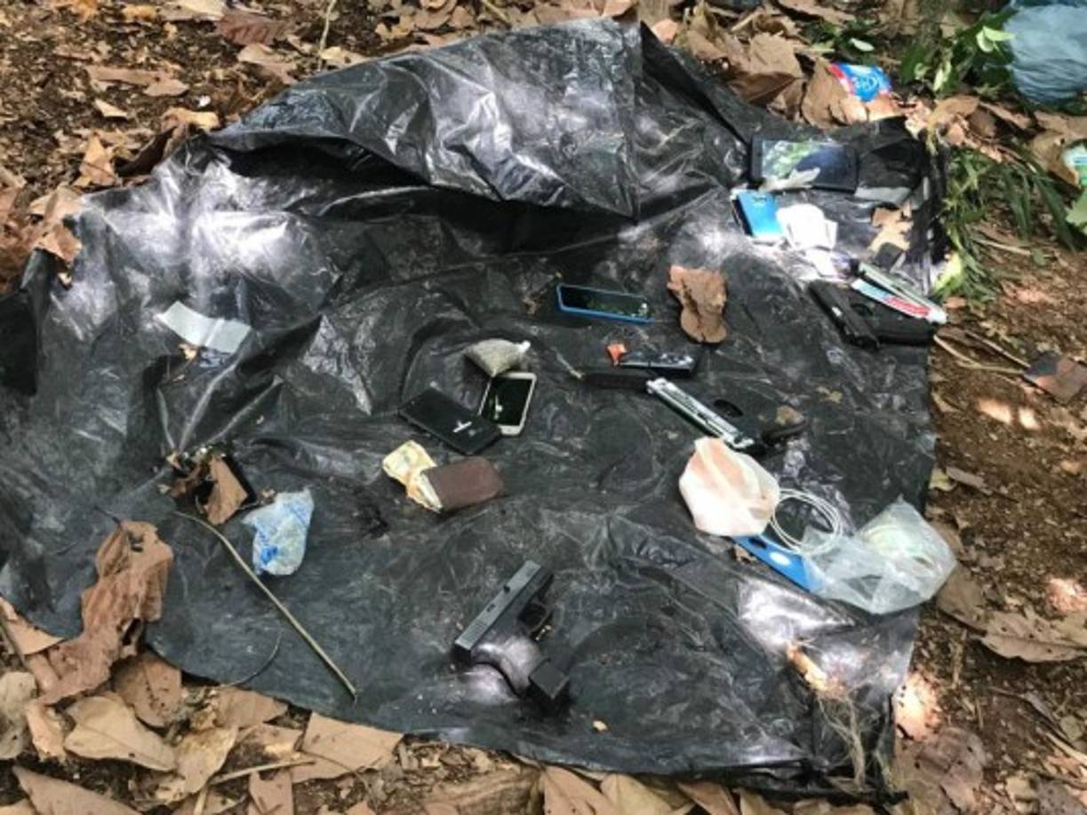 A los sujetos en mención se les decomisó supuesta droga, tres mil 200 blíster con cocaína, 500 bolsitas con marihuana y 14 teléfonos celulares.