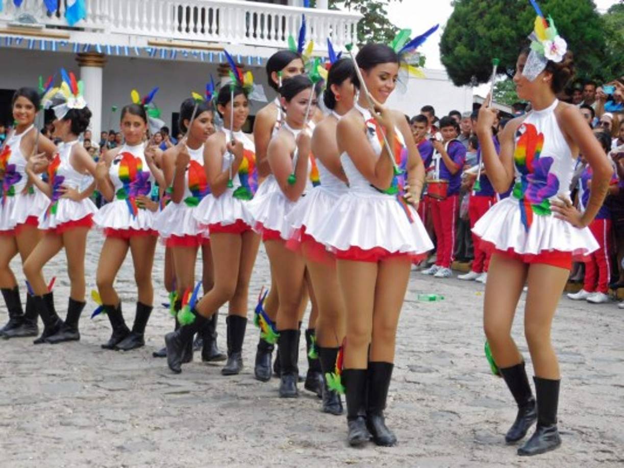 Así lució el peletón de las palillonas en el desfile de San Luis, Santa Bárbara.