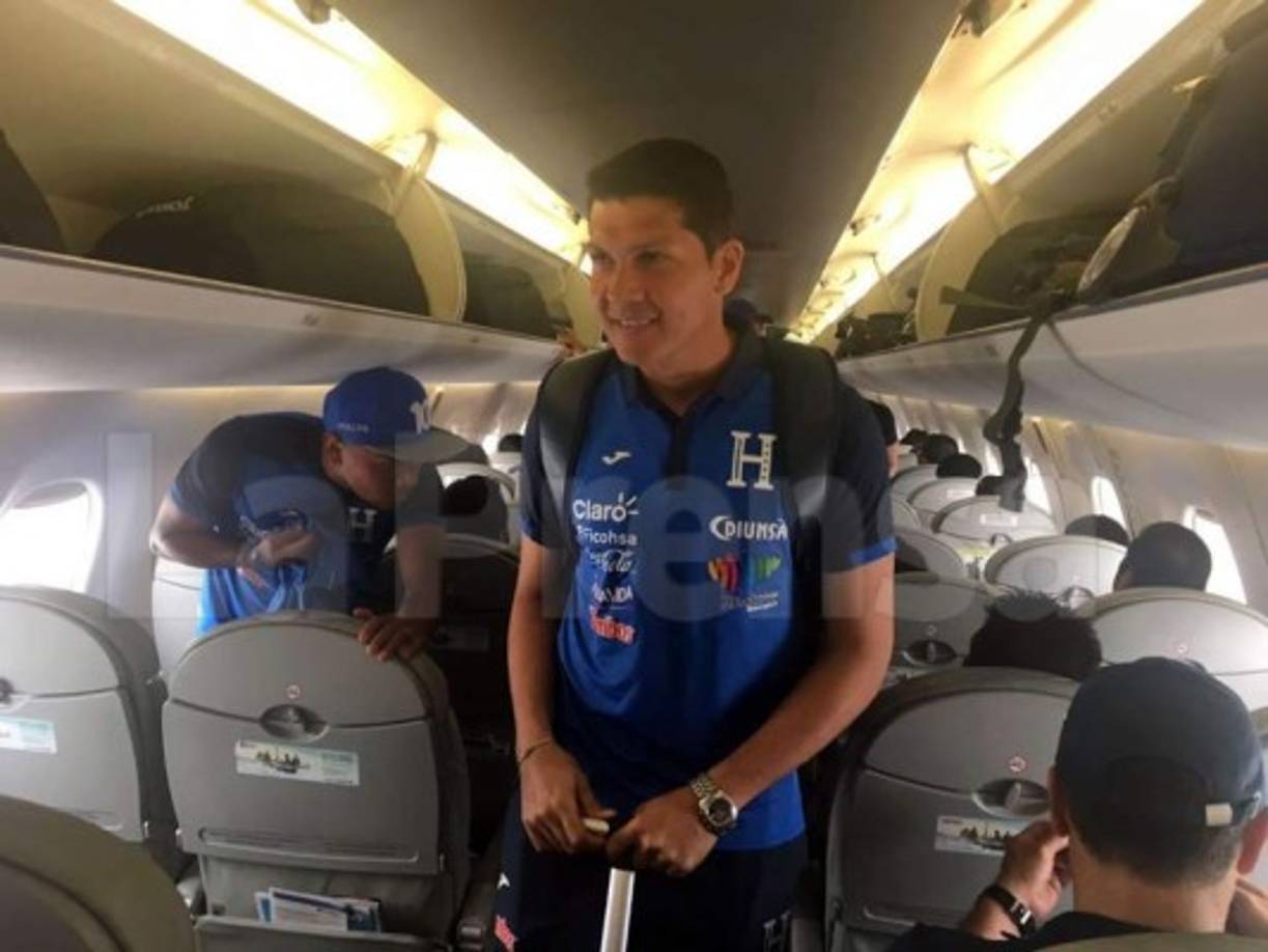 Ricardo Canales muy sonriente en el avión de la Bicolor.
