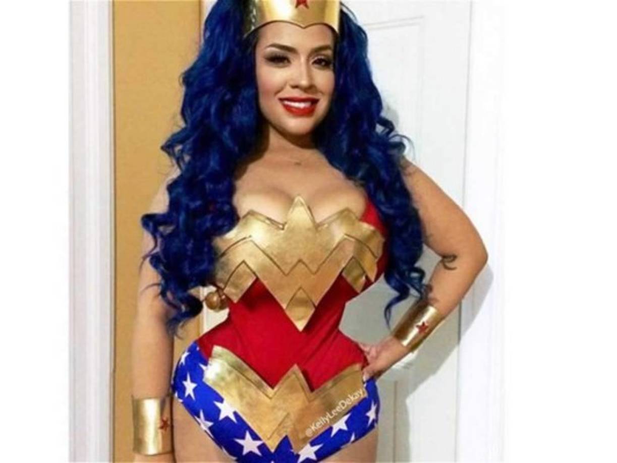 Con el traje del personaje de la Mujer Maravilla, luce su espectacular cintura.