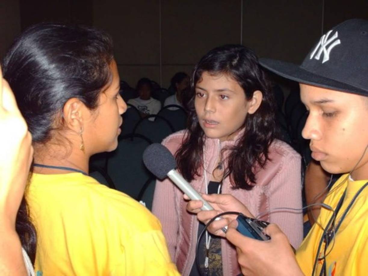 Keren editó la revista Llavecitas, que llegó a tener una tirada de 10.000 ejemplares. Estuvo frente al micrófono de un programa de radio que se escuchaba en todo Honduras.