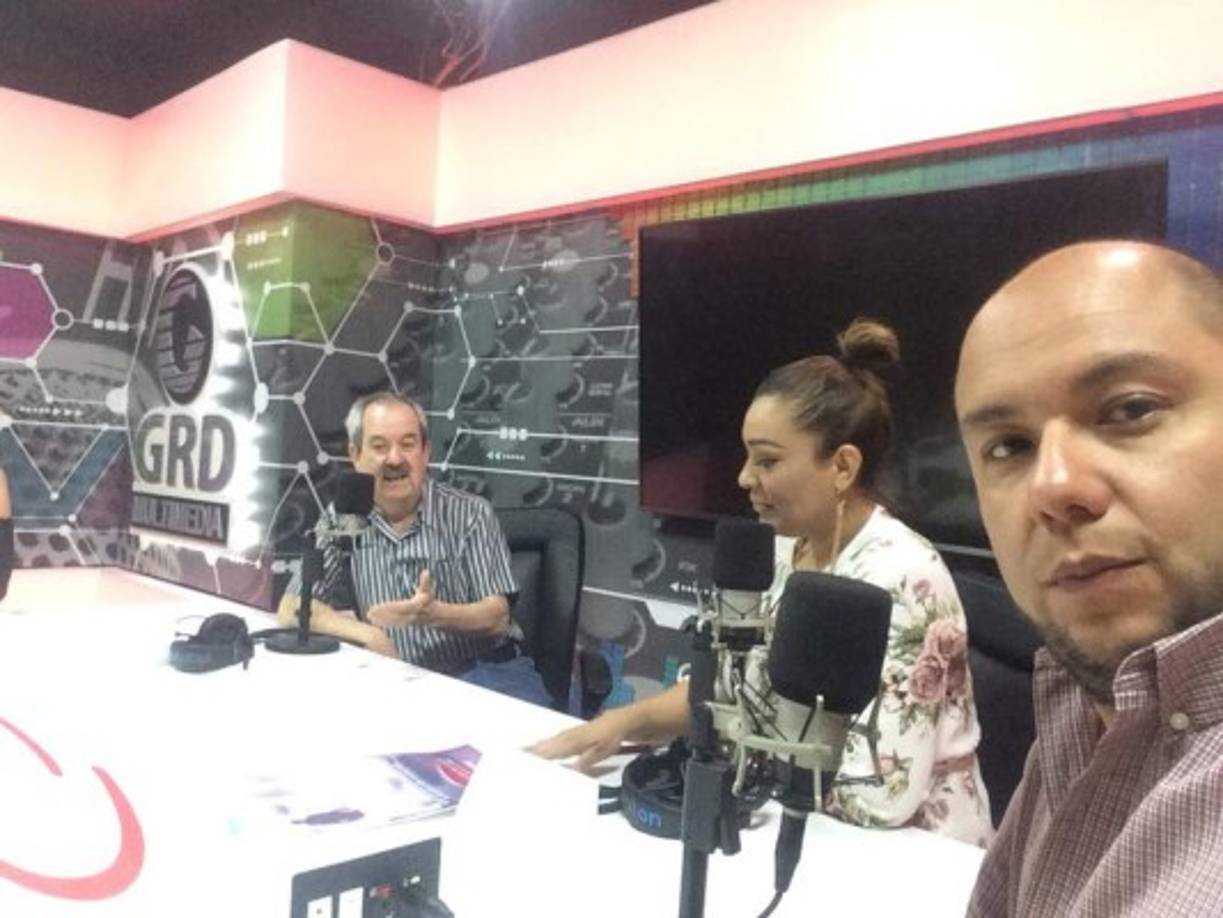 Trabajaba en la estación de radio GRD Antena 102.5 FM, en el programa “Entre mujeres al 100”.
