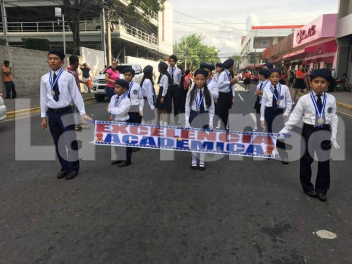 El cuadro de alumnos con notas de excelencia académica también engalanó este desfile.