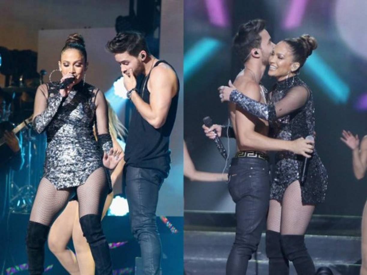 Al cantar con 'Back It Up' con Prince Royce, JLo hizo que el cantante terminara quitándose la camisa.