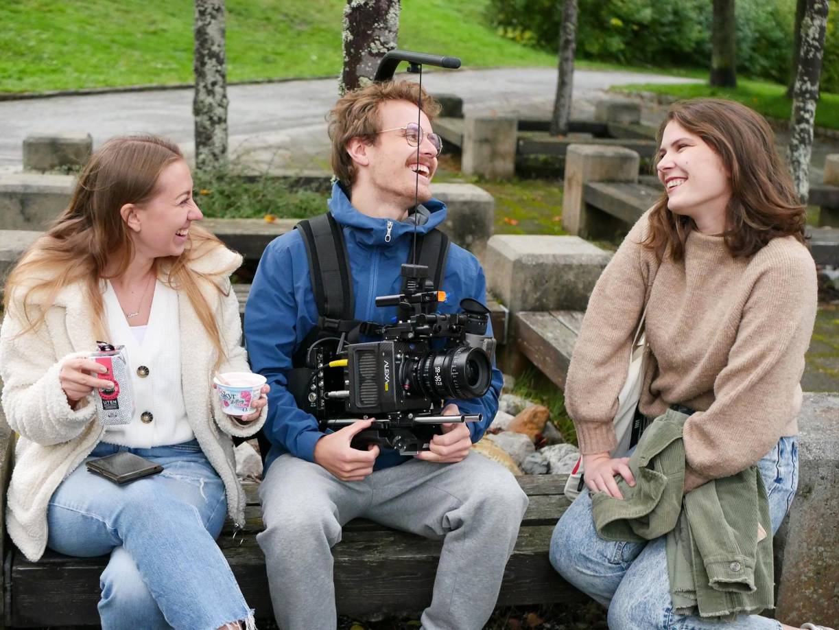 La película también recibe el nombre de “Me, You and Frank” en algunos países. Al inicio de la historia parece ser una película como muchas otras de una pareja que se conoce mediante una aplicación de citas y comienzan a congeniar tan bien que ella es invitada a la casa de Christian, donde todo se tornará muy extraño. 