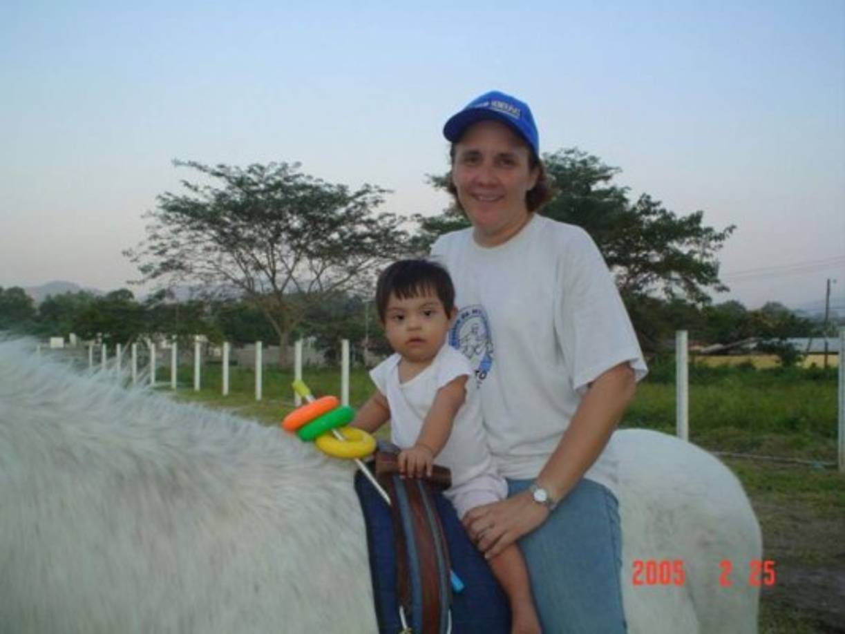 Con la pequeña Ana Isabella, la primera paciente que atendió cuando comenzó con su centro.