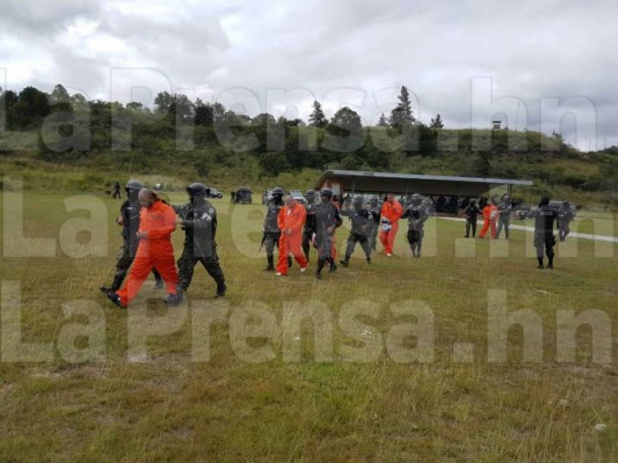 Los reclusos solamente toman sol una vez al día y en una celda que tiene rejas.