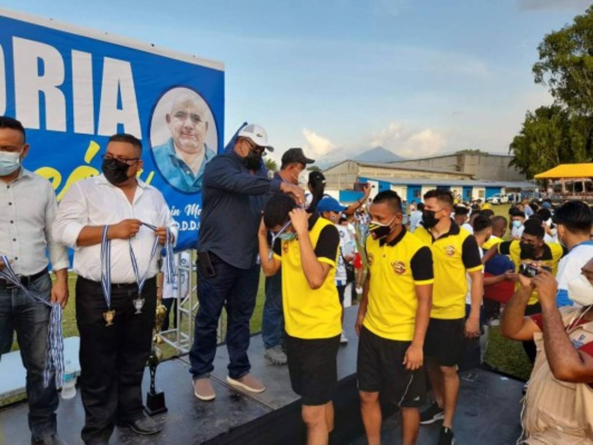 El Génesis Huracán aceptó la derrota y pasó a recoger las medallas de subcampeón.