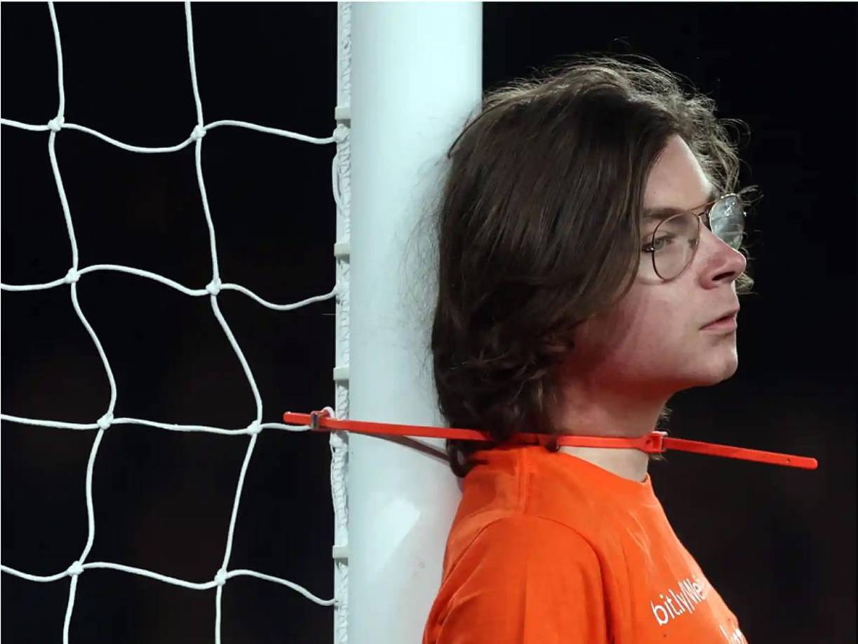 La tranquilidad del aficionado con el cuello atado a una de las porterías del estadio Goodison Park.