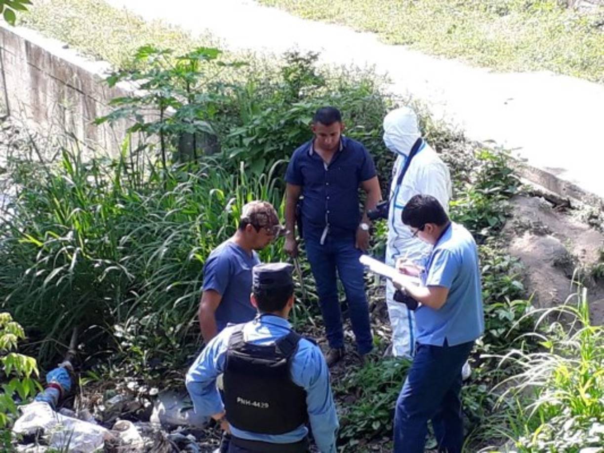 El cuerpo quedó tirados en una hondonada dentro de dos sacos e mezcal.